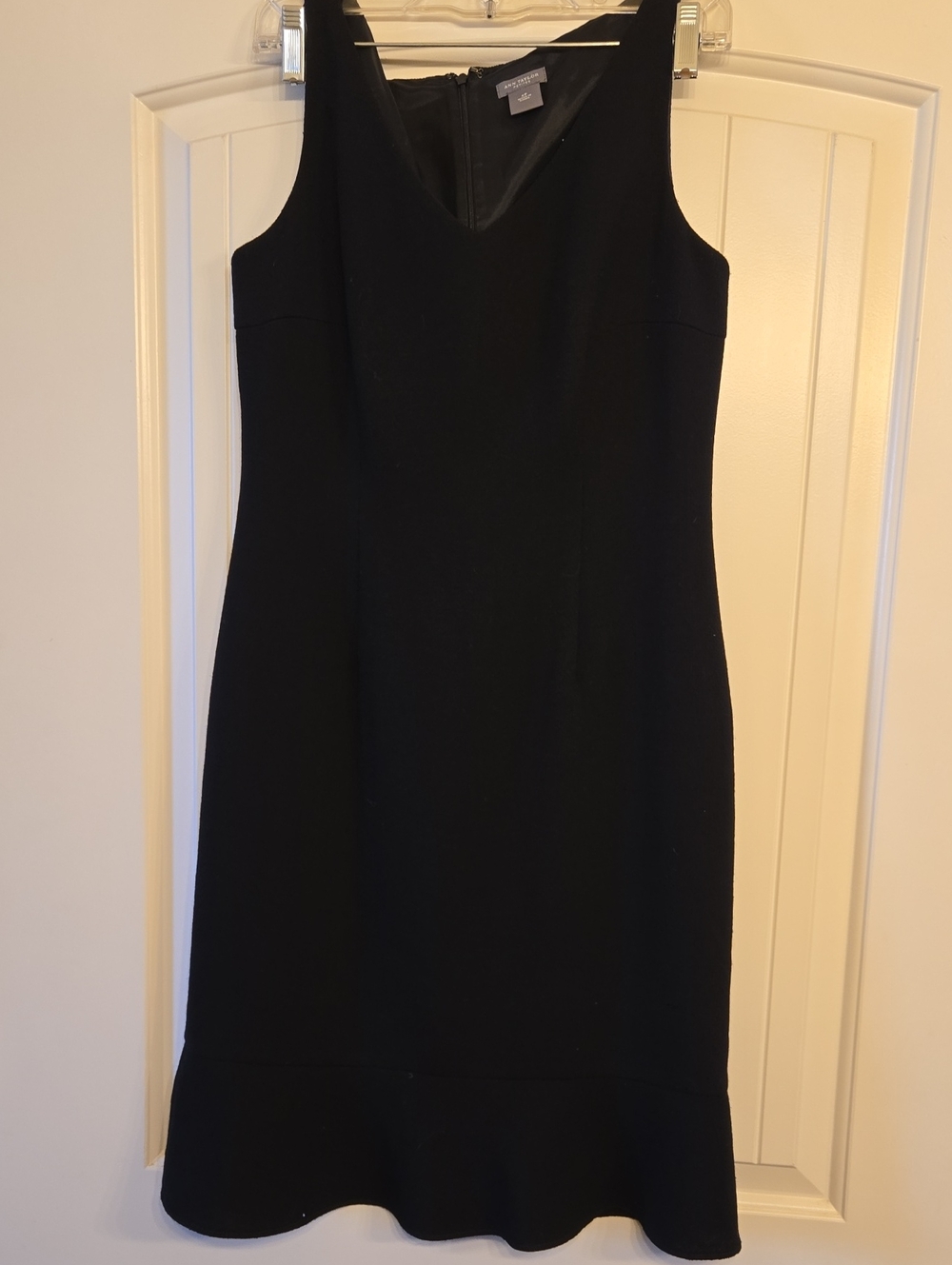 Ann Taylor Black V-Neck Sleeveless Sheath Dress
